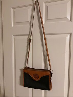 Vintage Dooney & Bourke Black and Cognac Leather Crossbody Detail